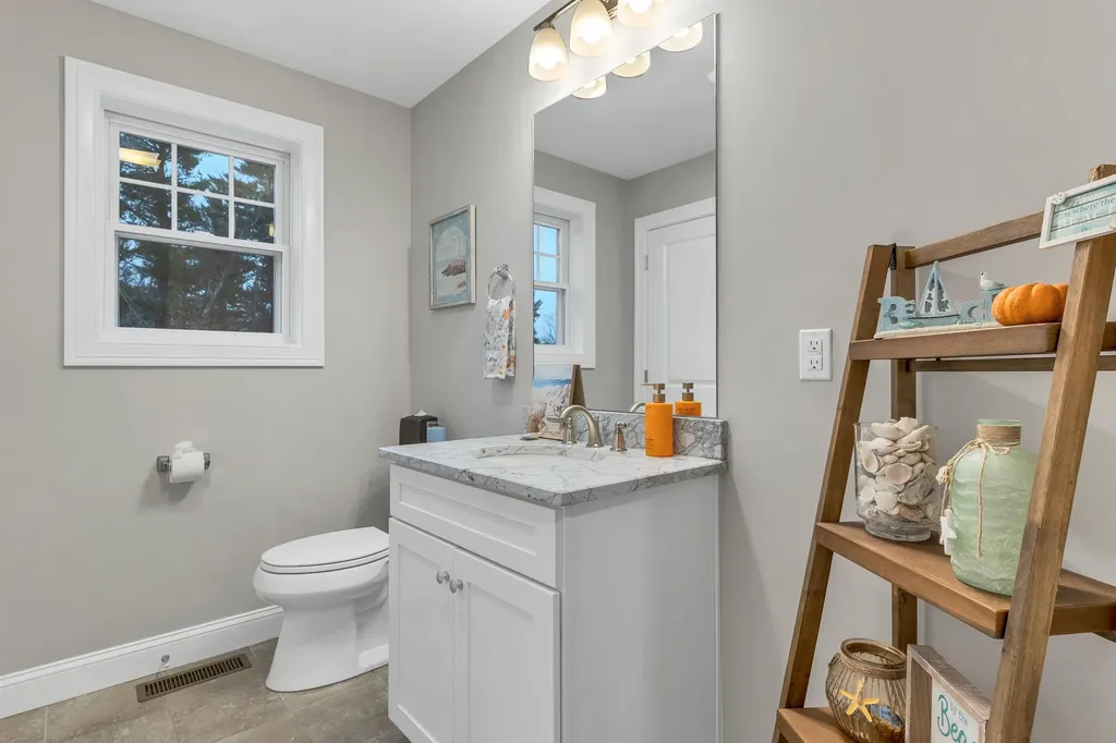 158 Standish Lane Hudson NH 03051