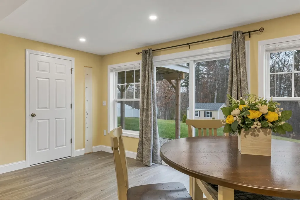 158 Standish Lane Hudson NH 03051