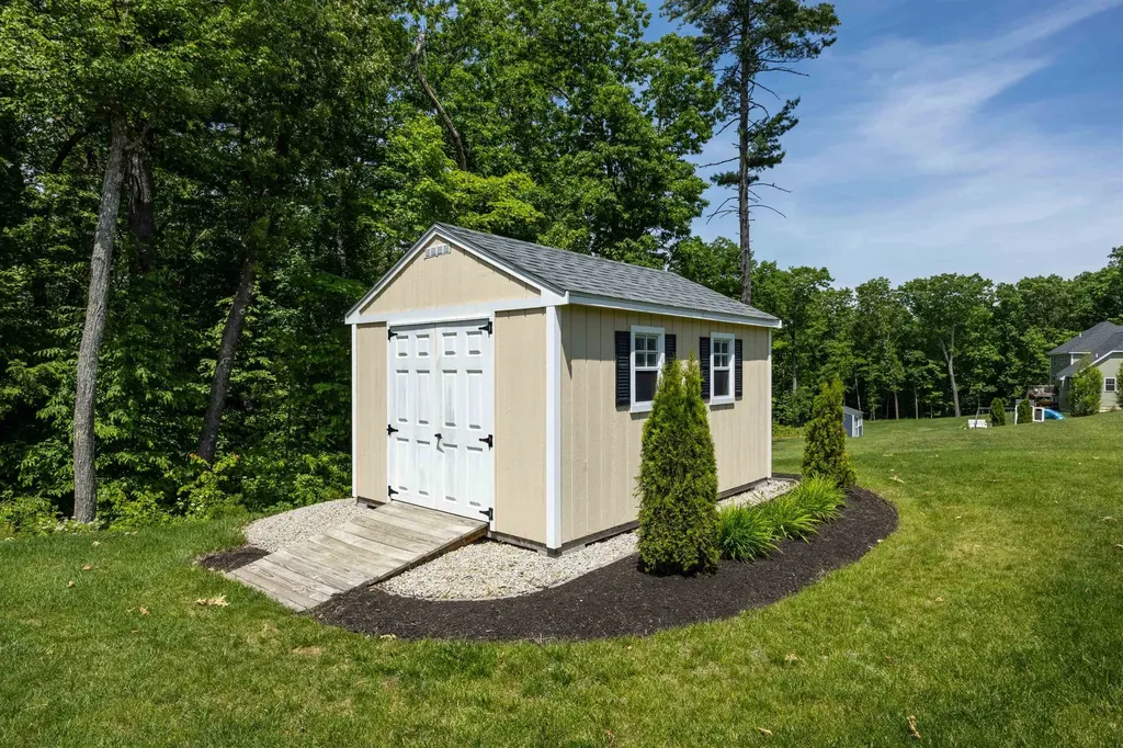 158 Standish Lane Hudson NH 03051