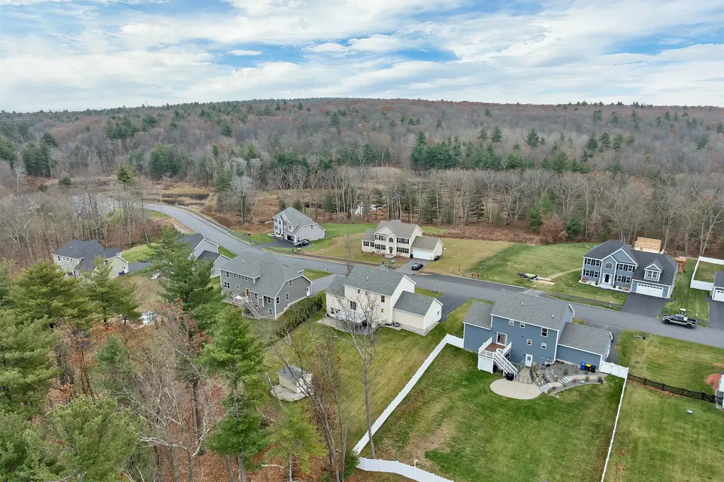 158 Standish Lane Hudson NH 03051