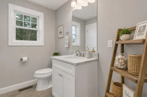 158 Standish Lane Hudson NH 03051