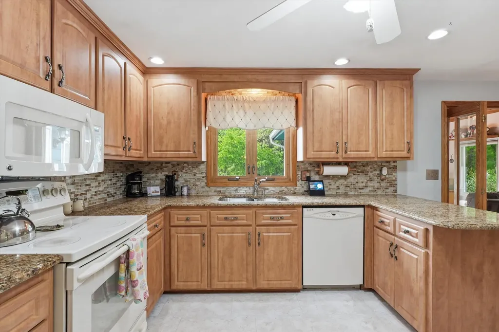 40 Sherwood Circle Salem NH 03079