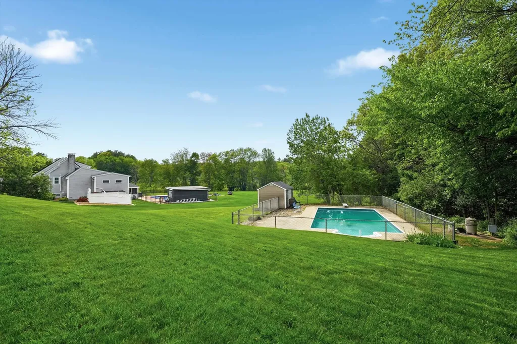 40 Sherwood Circle Salem NH 03079