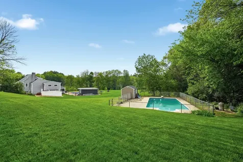 40 Sherwood Circle Salem NH 03079