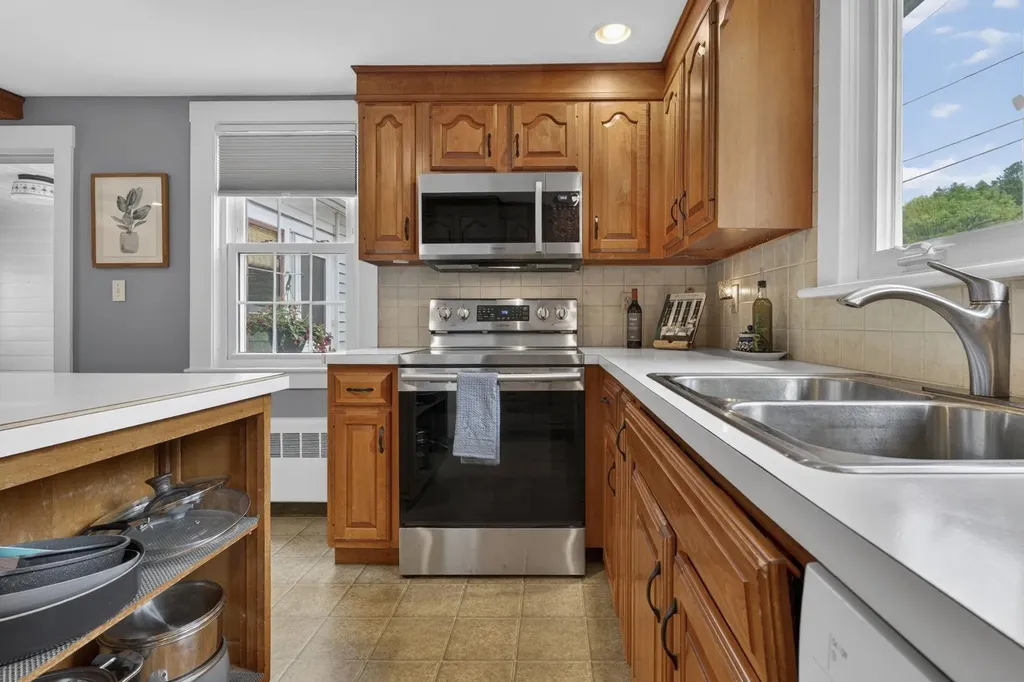 12 Burnett Street Nashua NH 03060