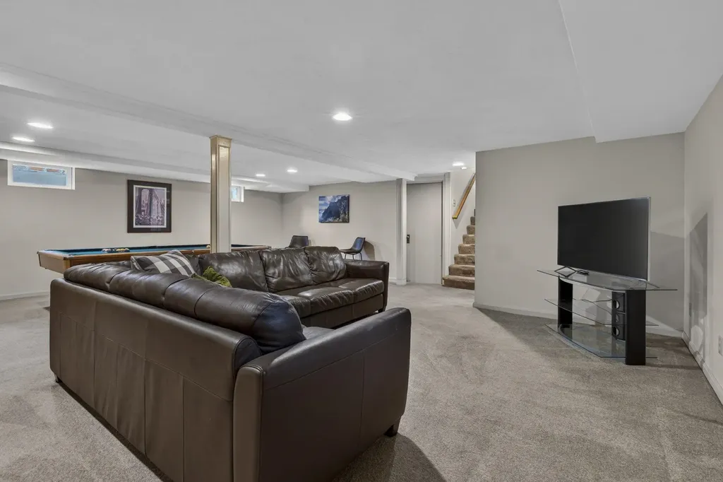 12 Burnett Street Nashua NH 03060