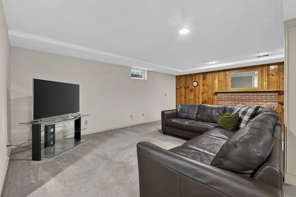 12 Burnett Street Nashua NH 03060