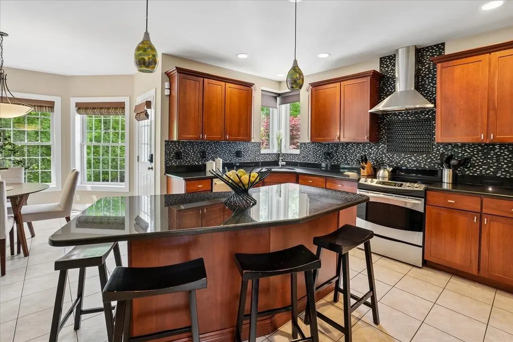 22 Elizabeth Way Bedford NH 03110