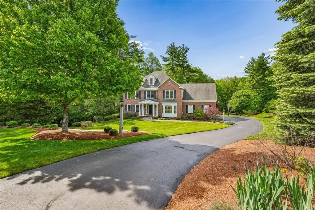 22 Elizabeth Way Bedford NH 03110