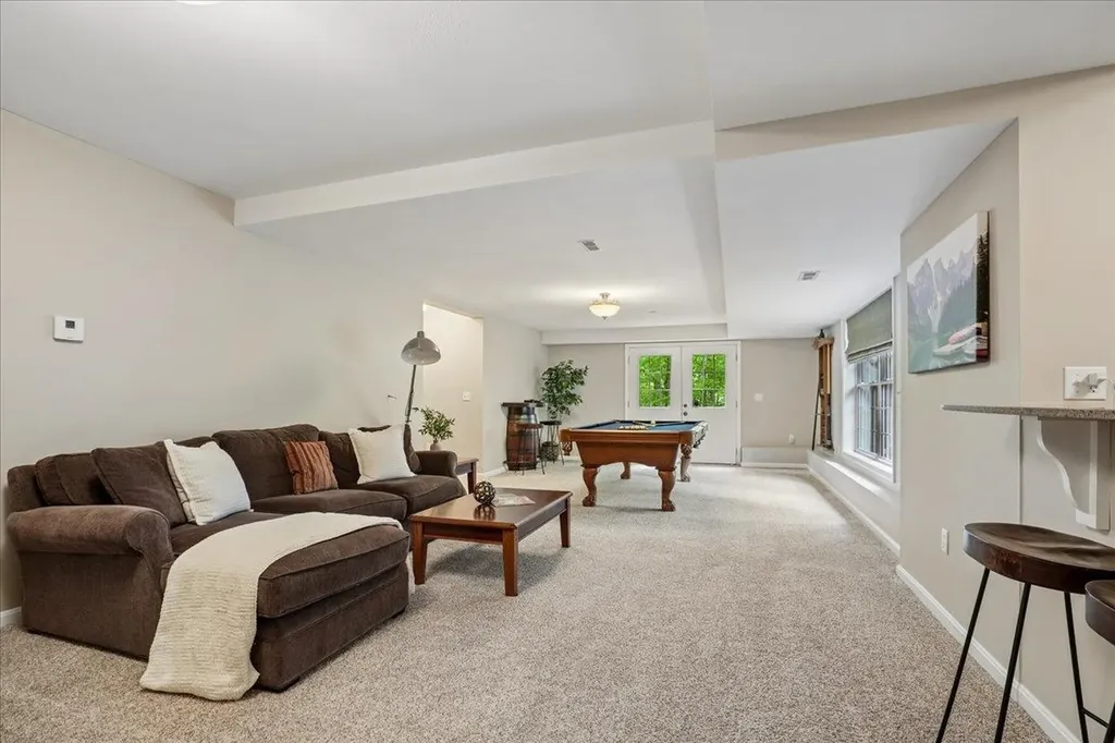 22 Elizabeth Way Bedford NH 03110