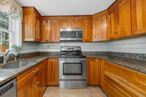 16 Sullivan Court Salem NH 03079