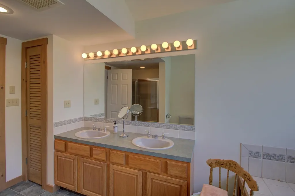 325 Oakridge Lane North Hero VT 05474