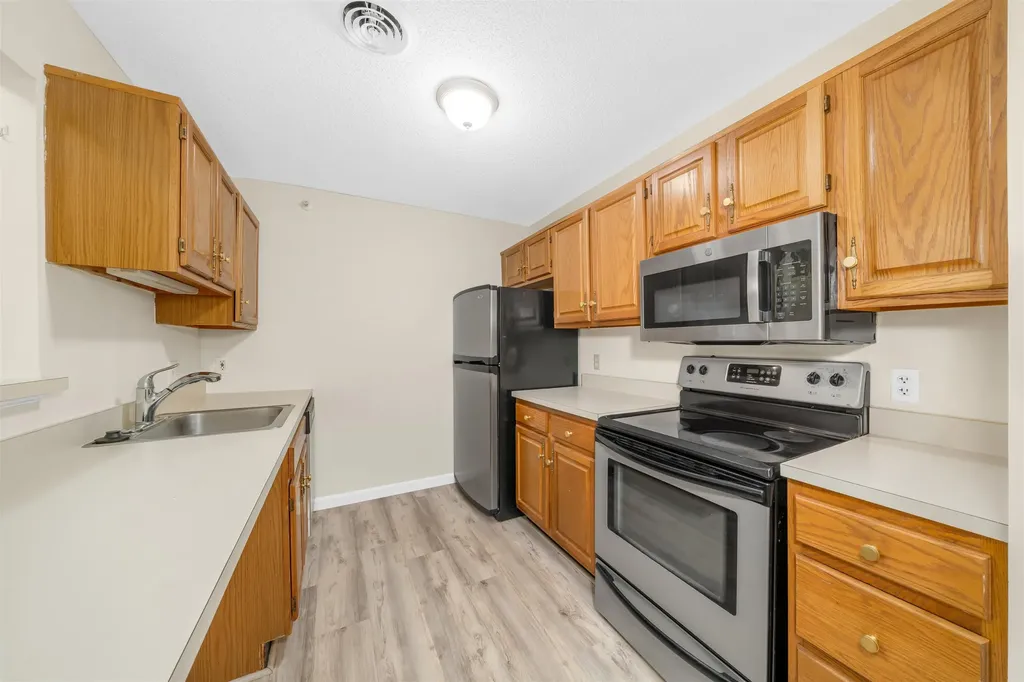 3 Bartemus Trail Nashua NH 03063