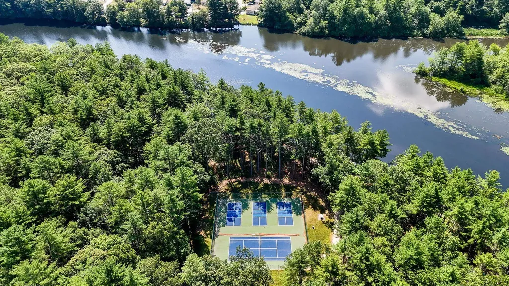 3 Bartemus Trail Nashua NH 03063