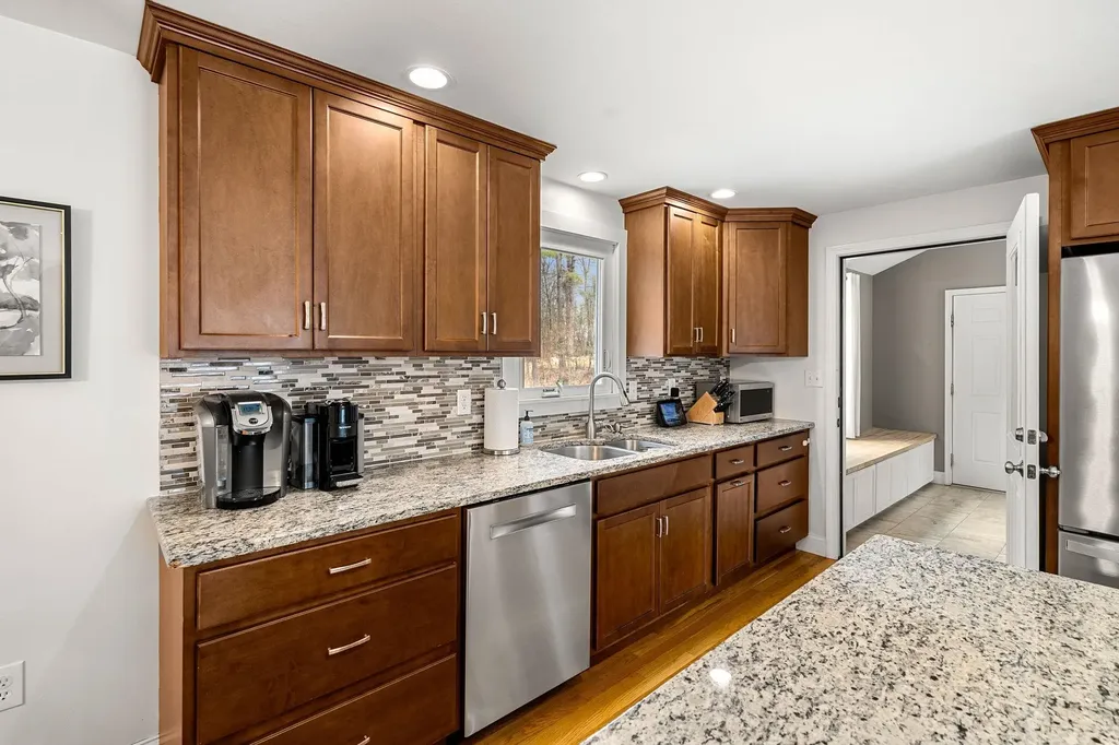 5 Falcon Drive Pelham NH 03076