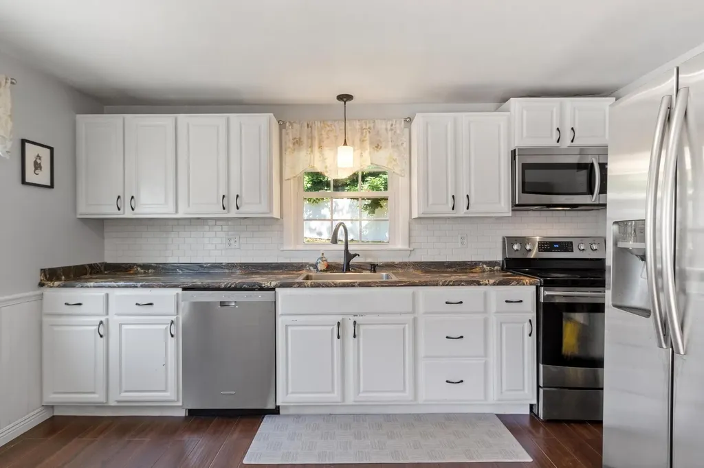 122 Westwood Drive Nashua NH 03062