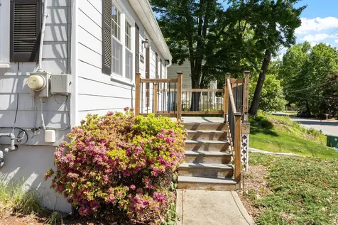 122 Westwood Drive Nashua NH 03062