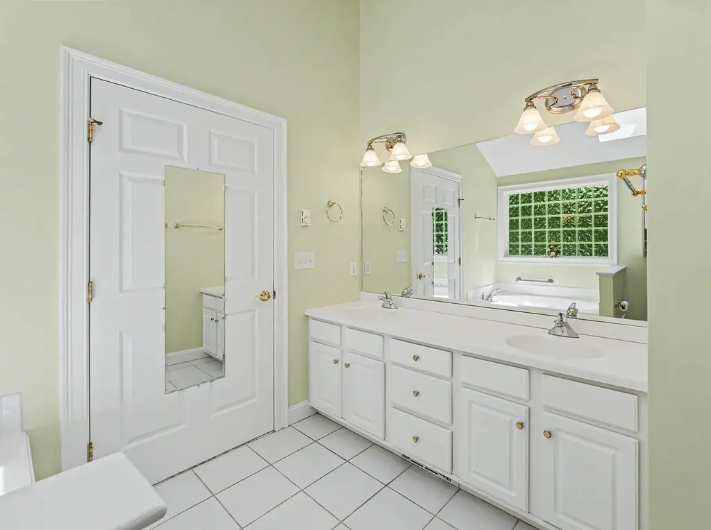 143 Hampton Meadows Hampton NH 03842-1820