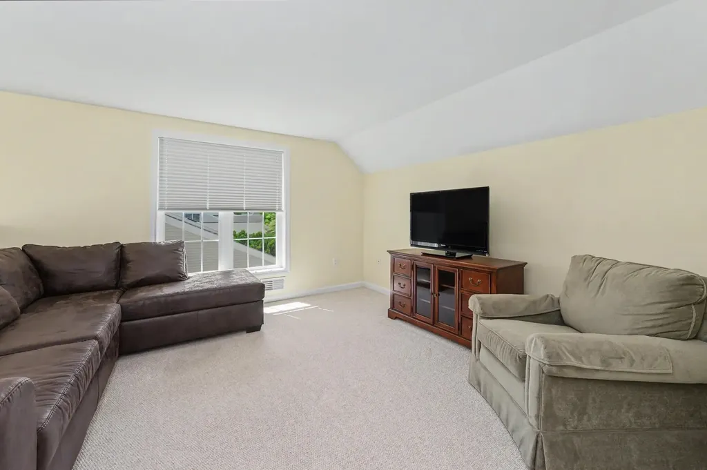 143 Hampton Meadows Hampton NH 03842-1820