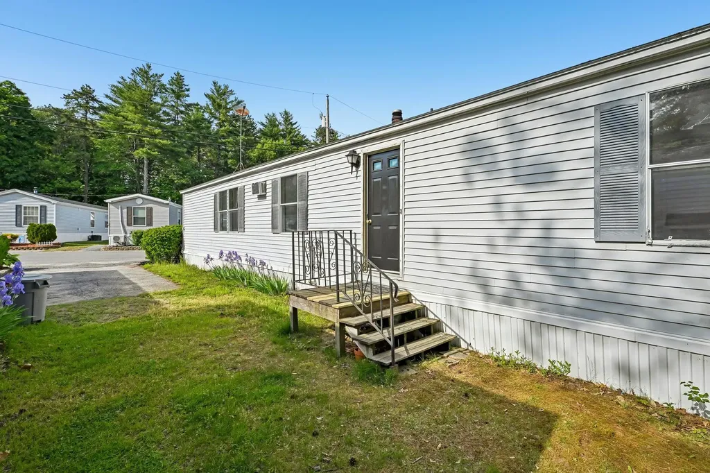 37 Thistle Way Manchester NH 03109