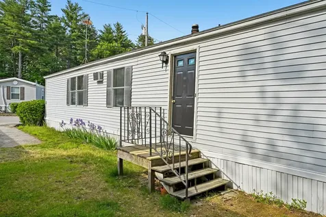 37 Thistle Way Manchester NH 03109