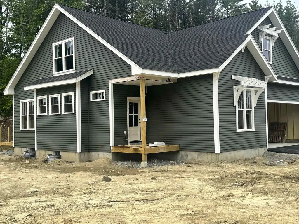 103 Lady Walsingham Way Laconia NH 03246