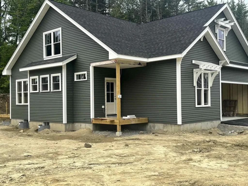 103 Lady Walsingham Way Laconia NH 03246