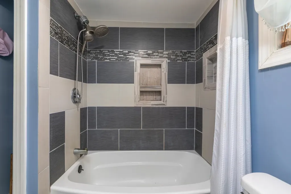 22 Collette's Grove Road Derry NH 03038
