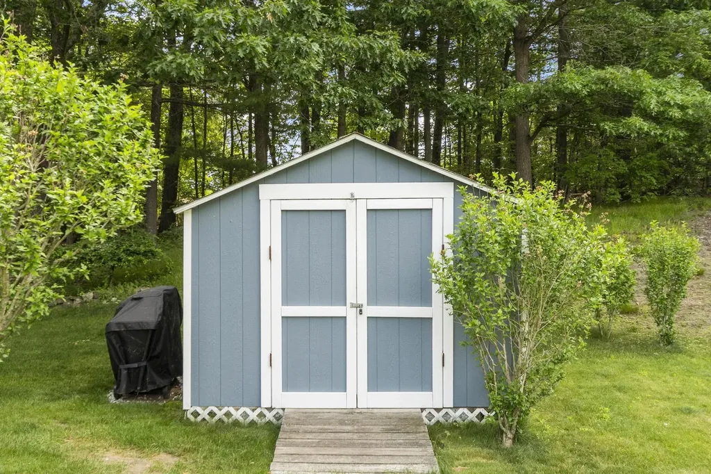31 Tigertail Circle Derry NH 03038