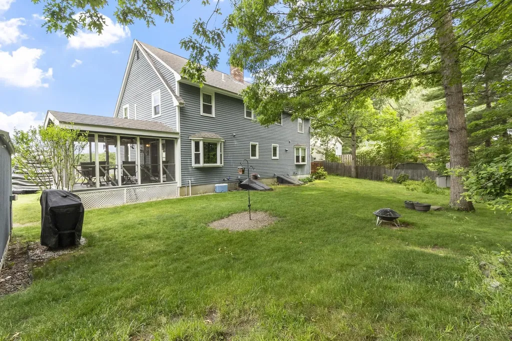 31 Tigertail Circle Derry NH 03038