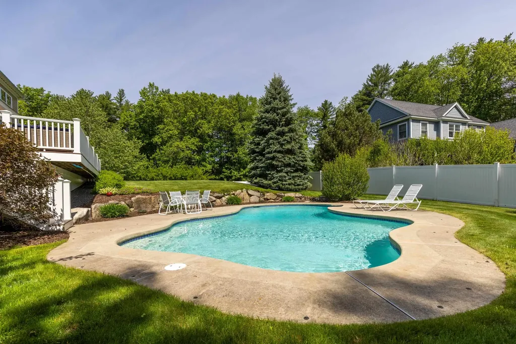 8 Heron Way Stratham NH 03885