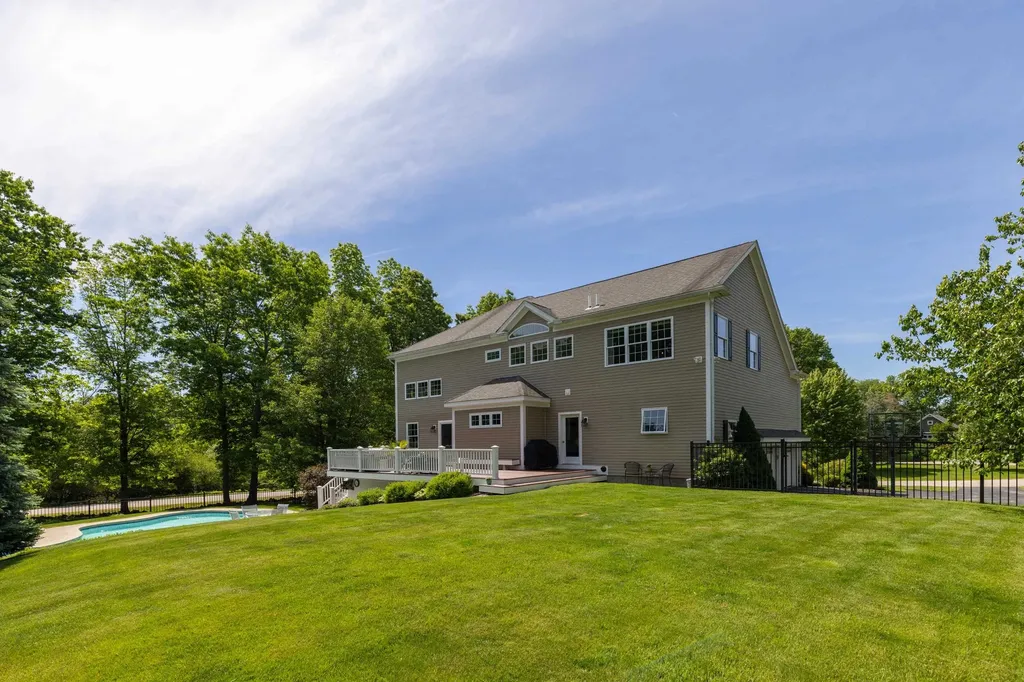 8 Heron Way Stratham NH 03885