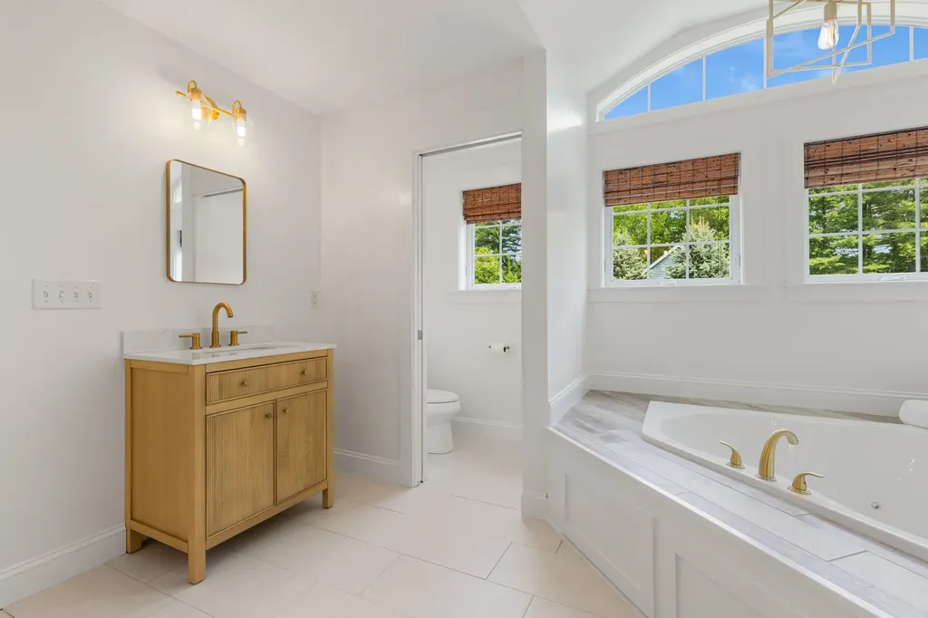 8 Heron Way Stratham NH 03885