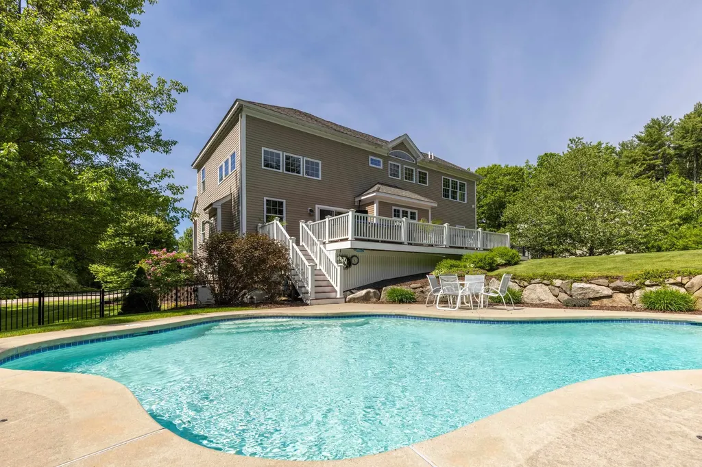 8 Heron Way Stratham NH 03885