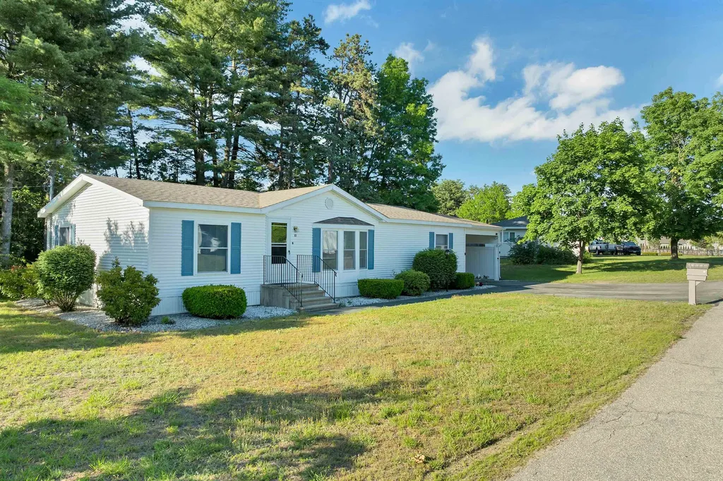 17 Xenia Street Nashua NH 03062