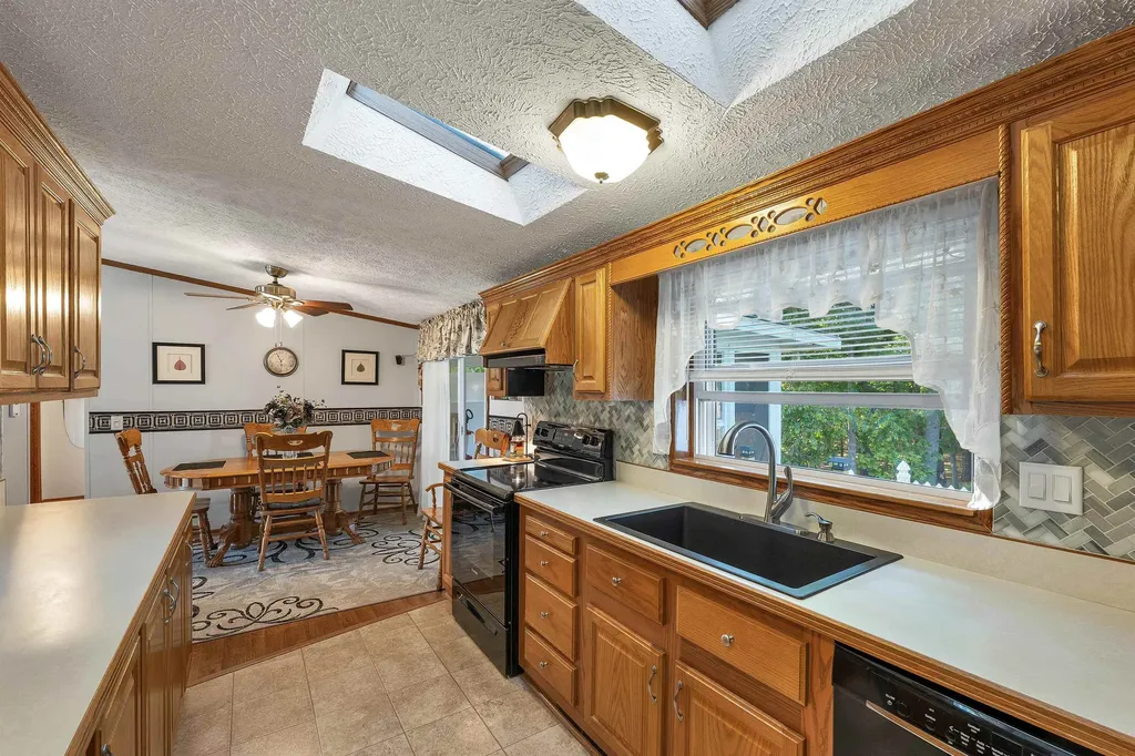 17 Xenia Street Nashua NH 03062