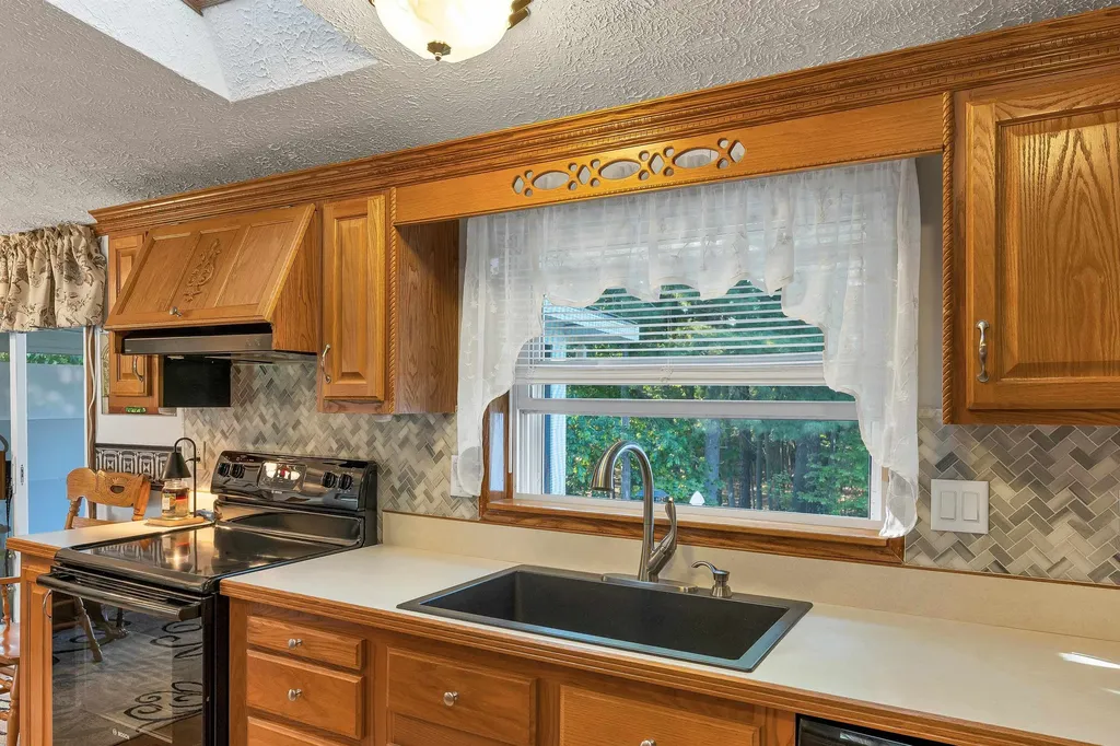 17 Xenia Street Nashua NH 03062