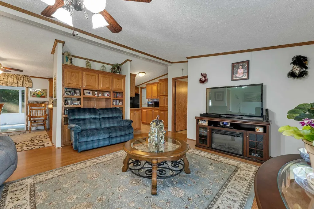 17 Xenia Street Nashua NH 03062