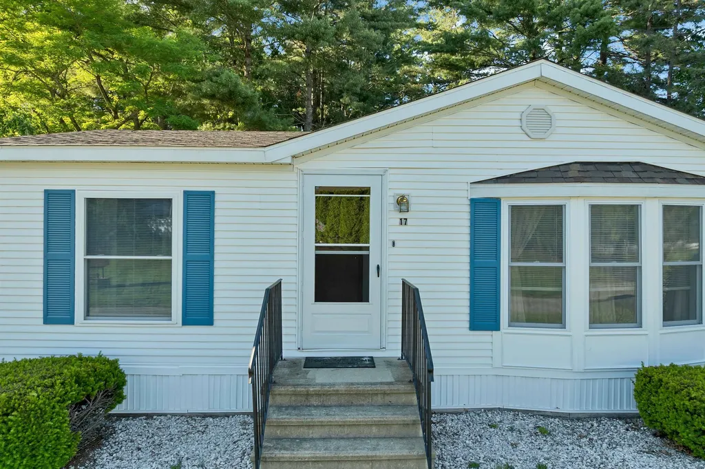 17 Xenia Street Nashua NH 03062