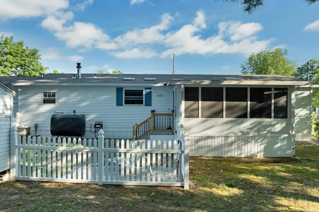 17 Xenia Street Nashua NH 03062