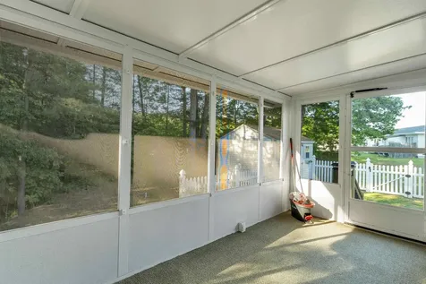 17 Xenia Street Nashua NH 03062
