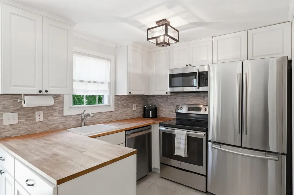 89 Fieldstone Drive Londonderry NH 03079