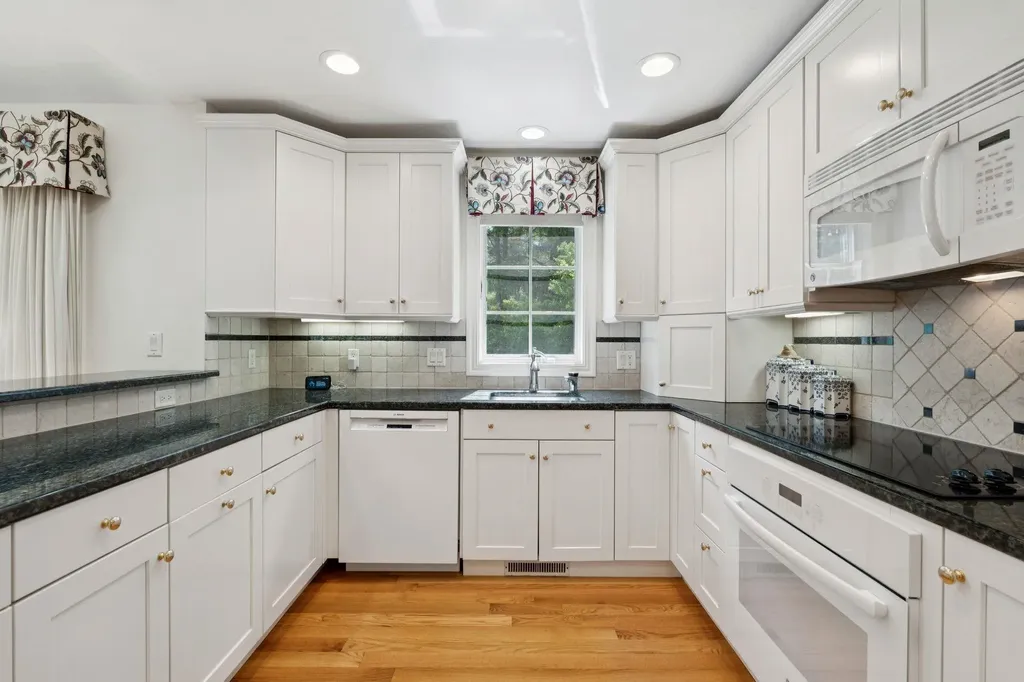 56 Old Bay Road New Castle NH 03854