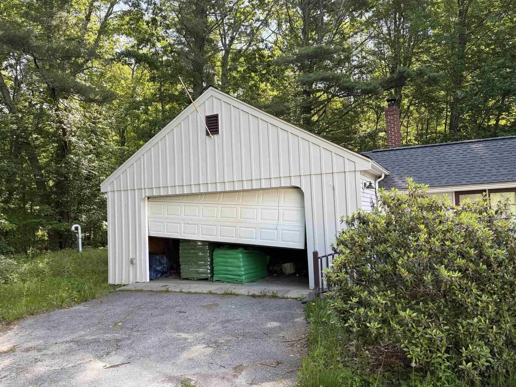 29 Cove Road East Kingston NH 03827