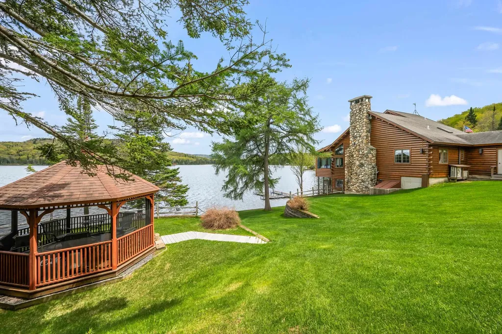 1411 Diamond Pond Road Stewartstown NH 03576