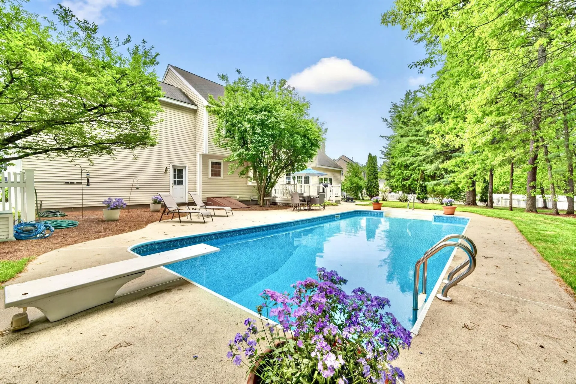 8 Sandstone Drive Nashua NH 03063