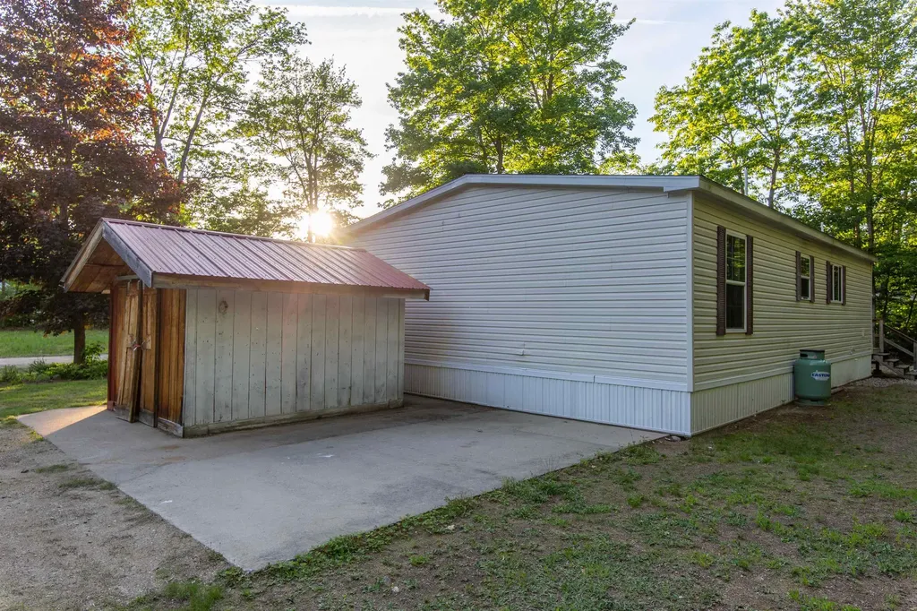 38 Bookholz Way Tamworth NH 03886