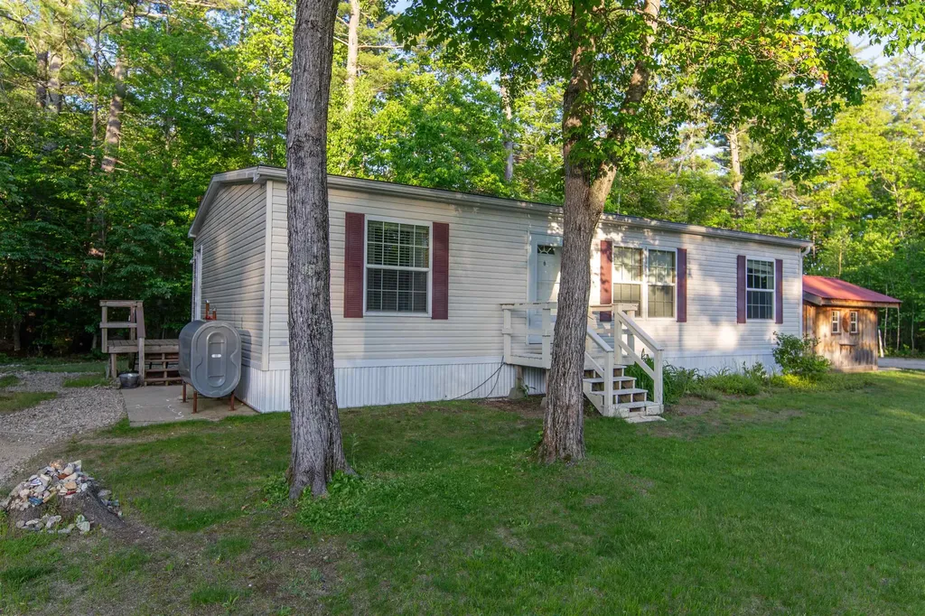 38 Bookholz Way Tamworth NH 03886