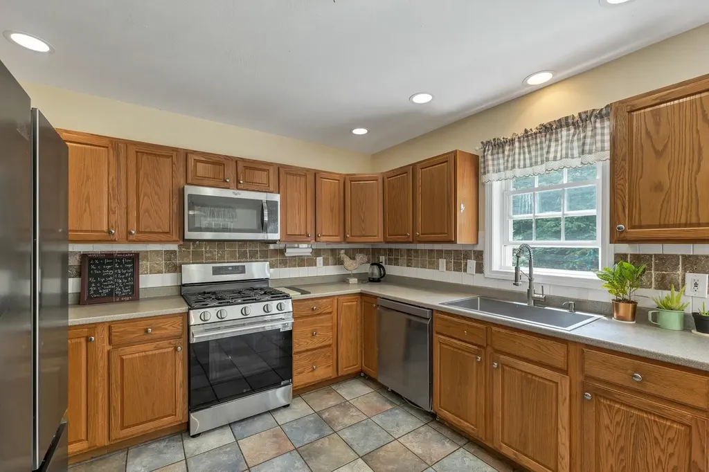 210 Kent Farm Road Hampstead NH 03841-2141