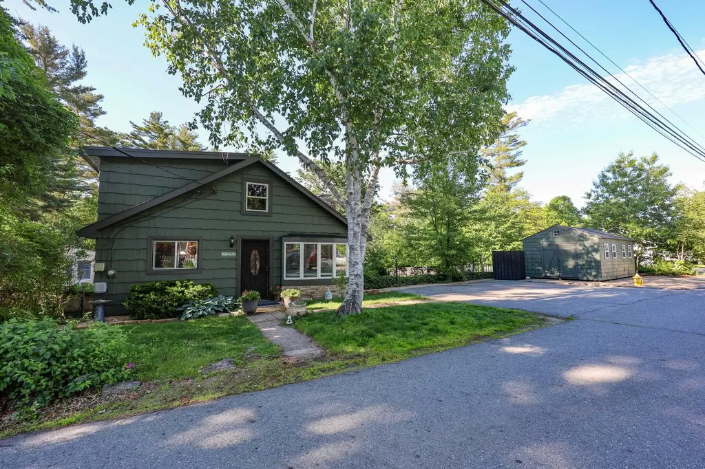 31 Grove Avenue Salem NH 03079